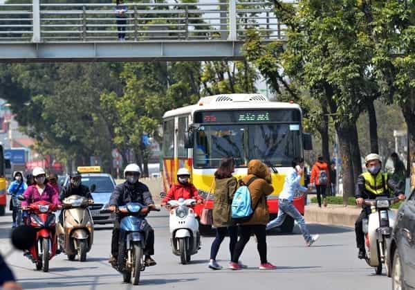 Xe bus đi qua Hoàng Quốc Việt